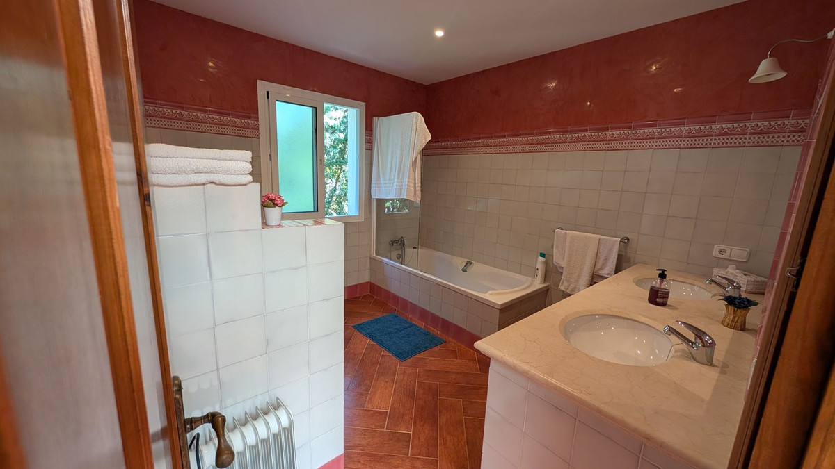 Se vende Villa - Chalet de 6 dormitorios en Costa Del Sol, Cadiz, España