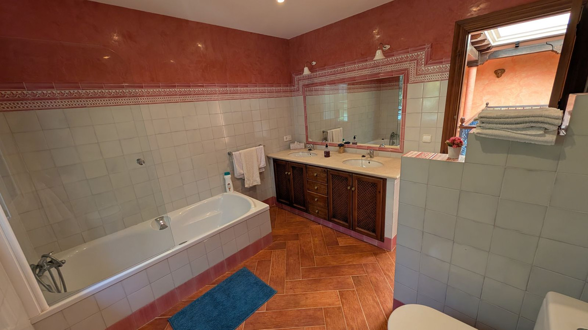 Se vende Villa - Chalet de 6 dormitorios en Costa Del Sol, Cadiz, España