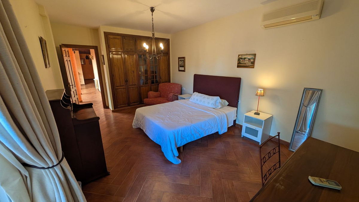 Se vende Villa - Chalet de 6 dormitorios en Costa Del Sol, Cadiz, España