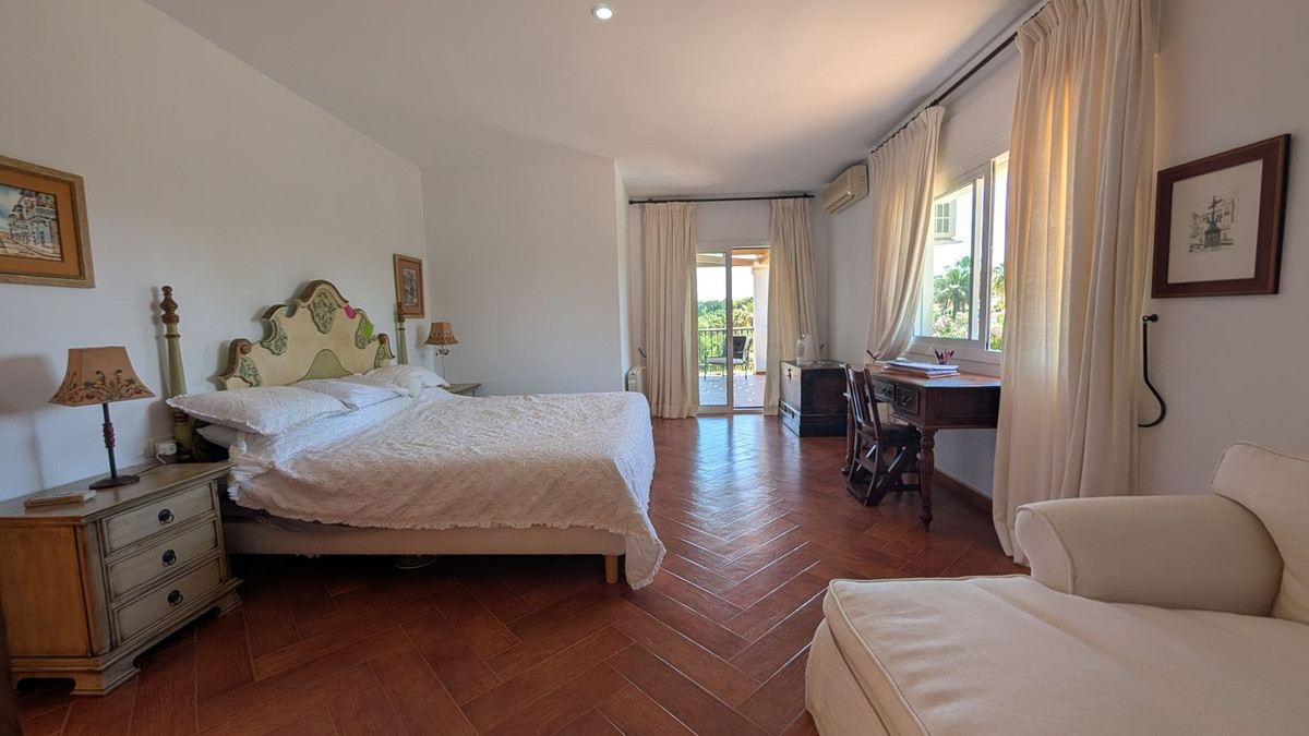 Se vende Villa - Chalet de 6 dormitorios en Costa Del Sol, Cadiz, España