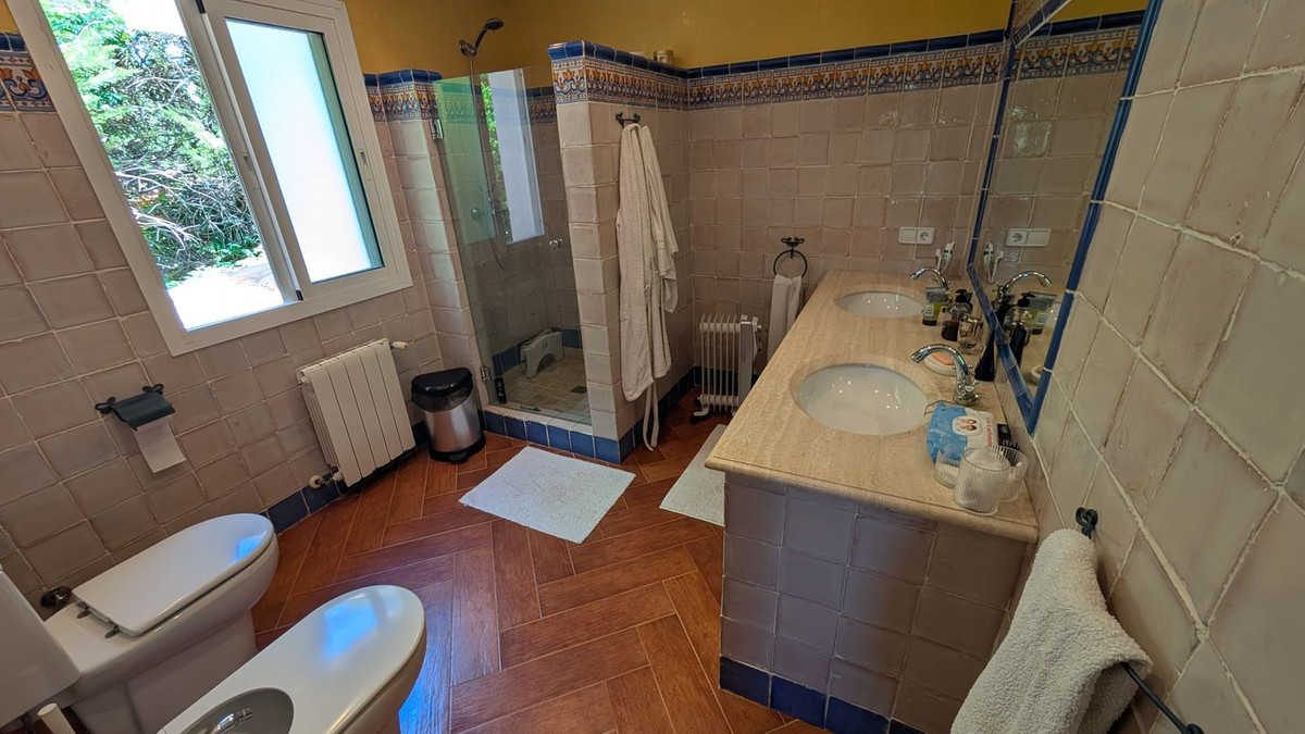 Se vende Villa - Chalet de 6 dormitorios en Costa Del Sol, Cadiz, España