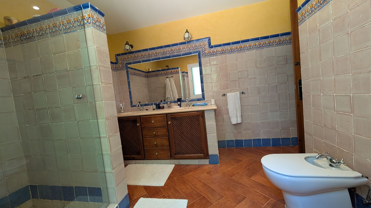Se vende Villa - Chalet de 6 dormitorios en Costa Del Sol, Cadiz, España