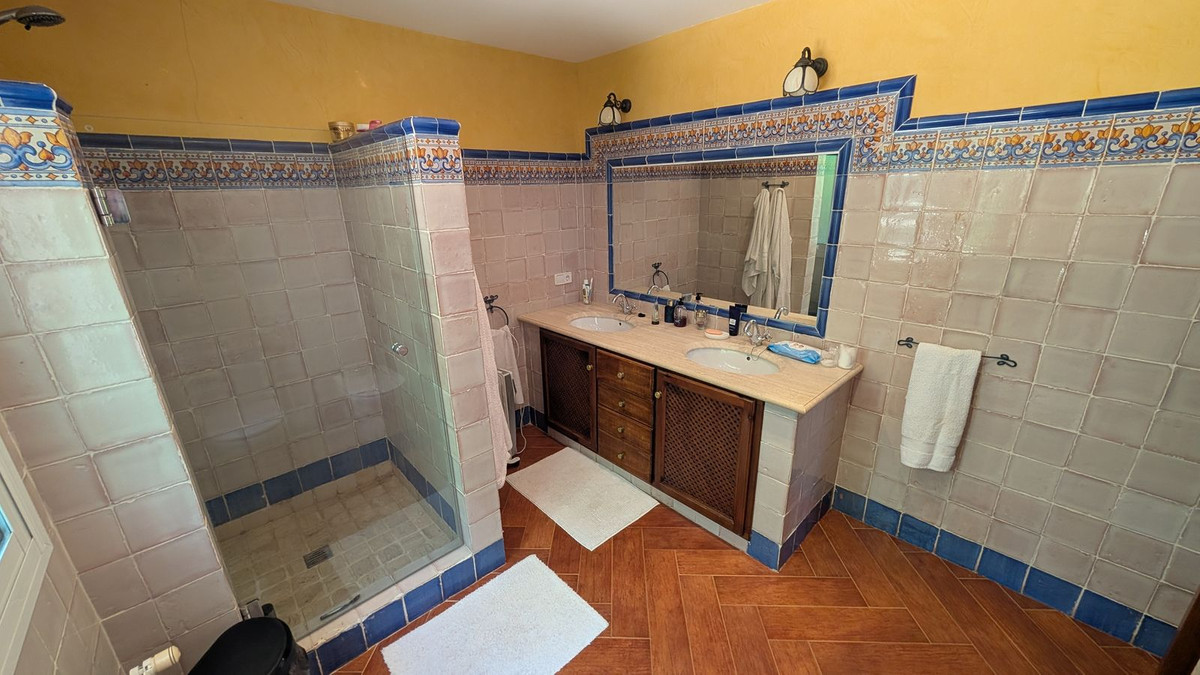 Se vende Villa - Chalet de 6 dormitorios en Costa Del Sol, Cadiz, España