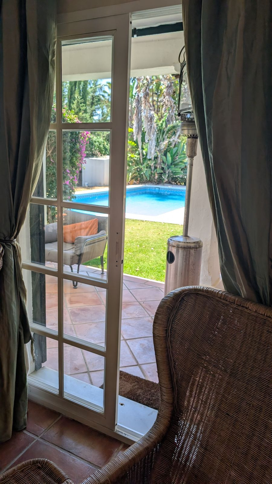 Se vende Villa - Chalet de 6 dormitorios en Costa Del Sol, Cadiz, España