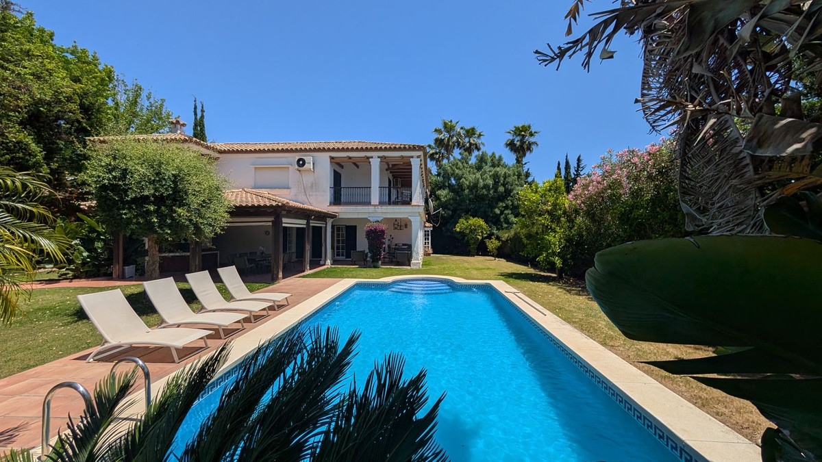 Se vende Villa - Chalet de 6 dormitorios en Costa Del Sol, Cadiz, España