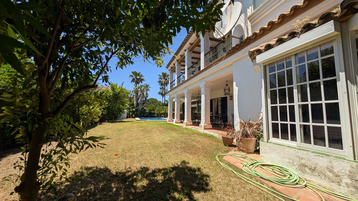 Se vende Villa - Chalet de 6 dormitorios en Costa Del Sol, Cadiz, España