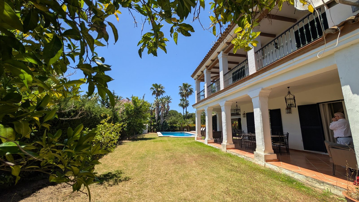 Se vende Villa - Chalet de 6 dormitorios en Costa Del Sol, Cadiz, España