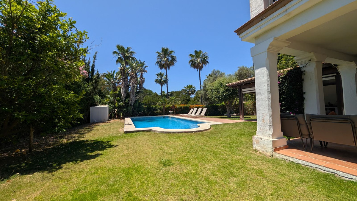 Se vende Villa - Chalet de 6 dormitorios en Costa Del Sol, Cadiz, España