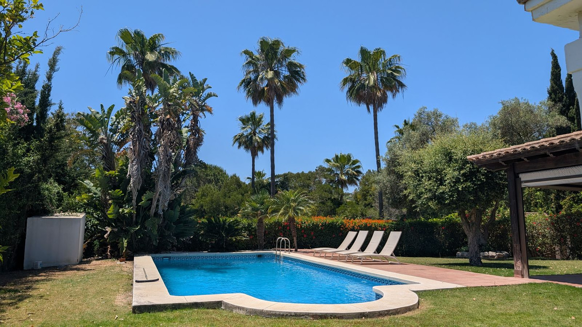 Se vende Villa - Chalet de 6 dormitorios en Costa Del Sol, Cadiz, España