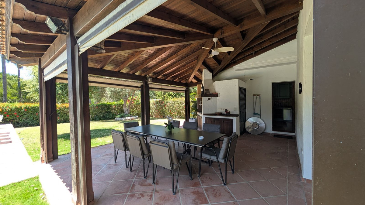 Se vende Villa - Chalet de 6 dormitorios en Costa Del Sol, Cadiz, España