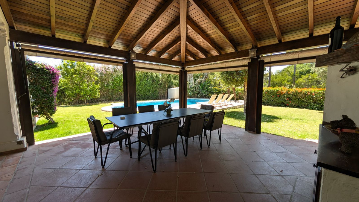 Se vende Villa - Chalet de 6 dormitorios en Costa Del Sol, Cadiz, España