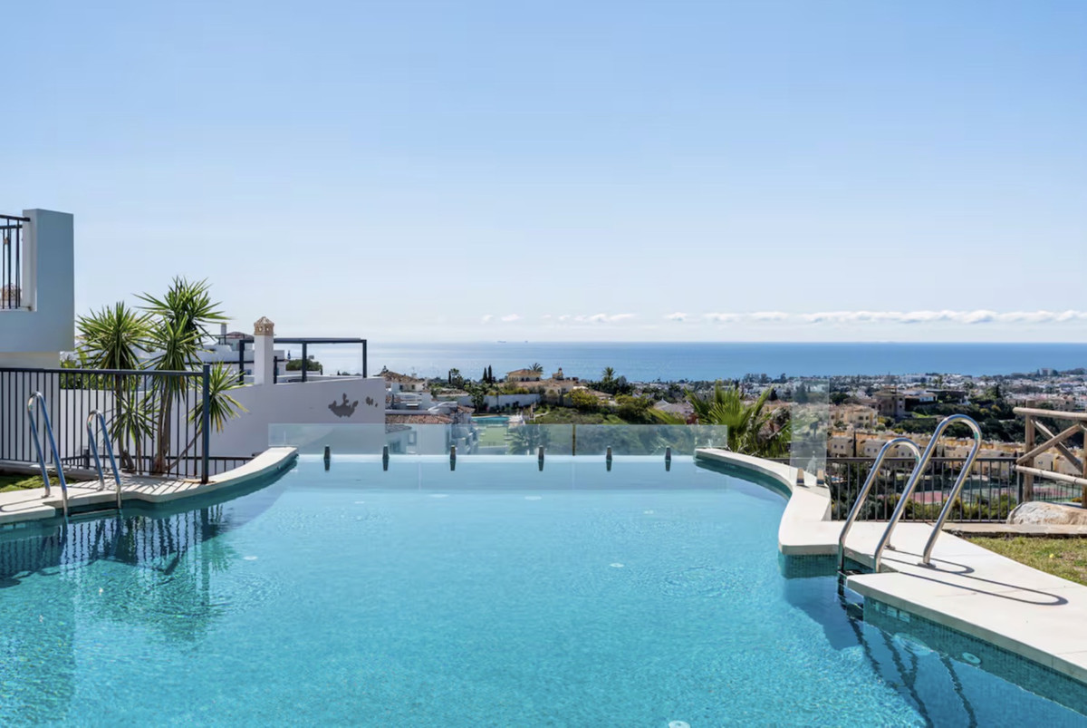2 Bed Apartment for sale in Benahavís Costa Del Sol, Málaga, Spain