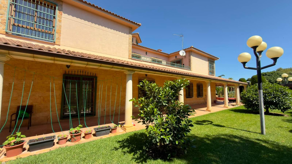 8 Bed Townhouse for sale in Calpe Costa Blanca, Alicante, Spain