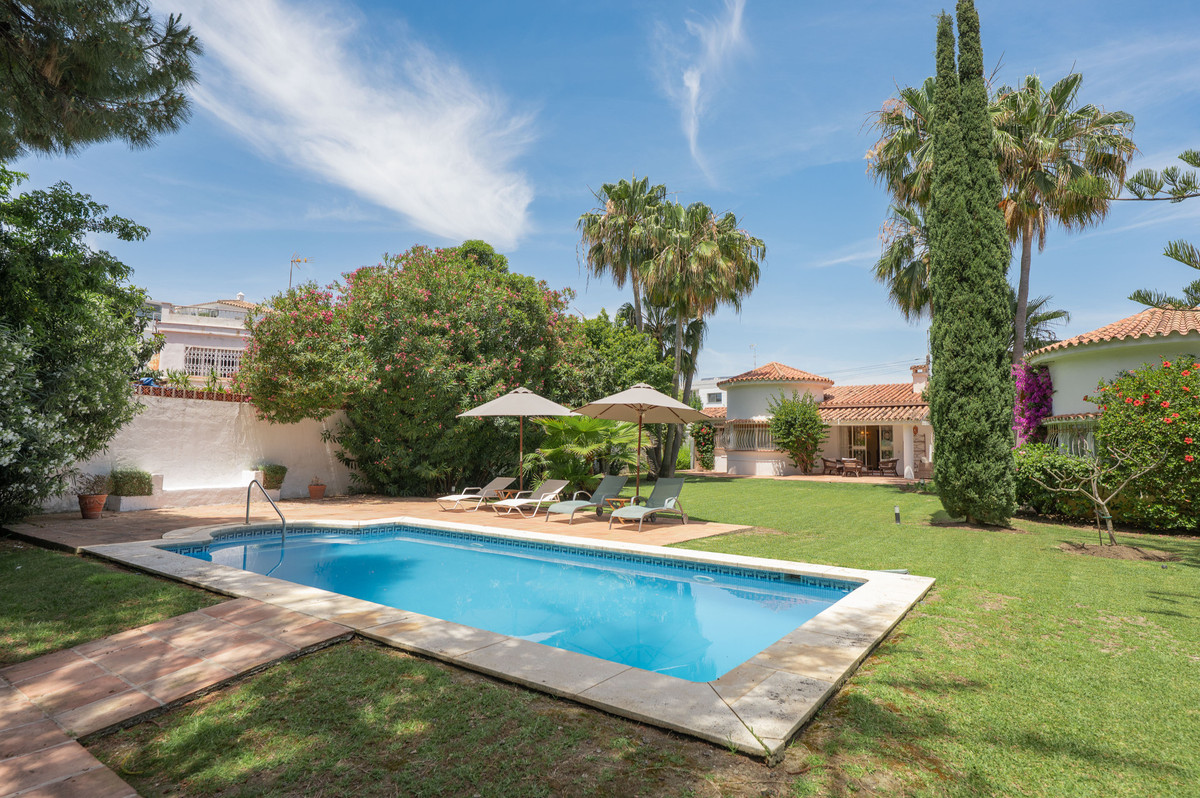 Se vende Villa - Chalet de 5 dormitorios en Costa Del Sol, Málaga, España