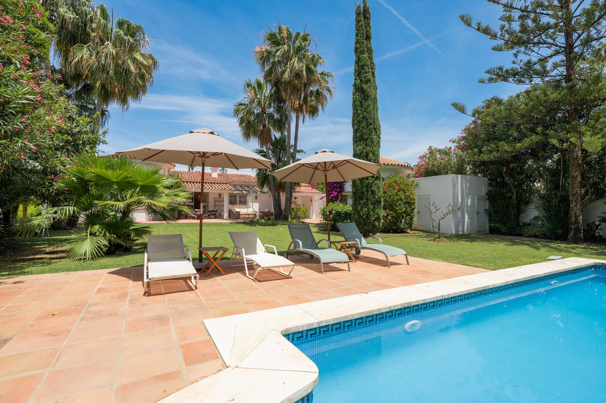 Se vende Villa - Chalet de 5 dormitorios en Costa Del Sol, Málaga, España