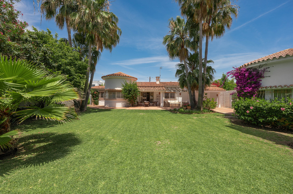 Se vende Villa - Chalet de 5 dormitorios en Costa Del Sol, Málaga, España