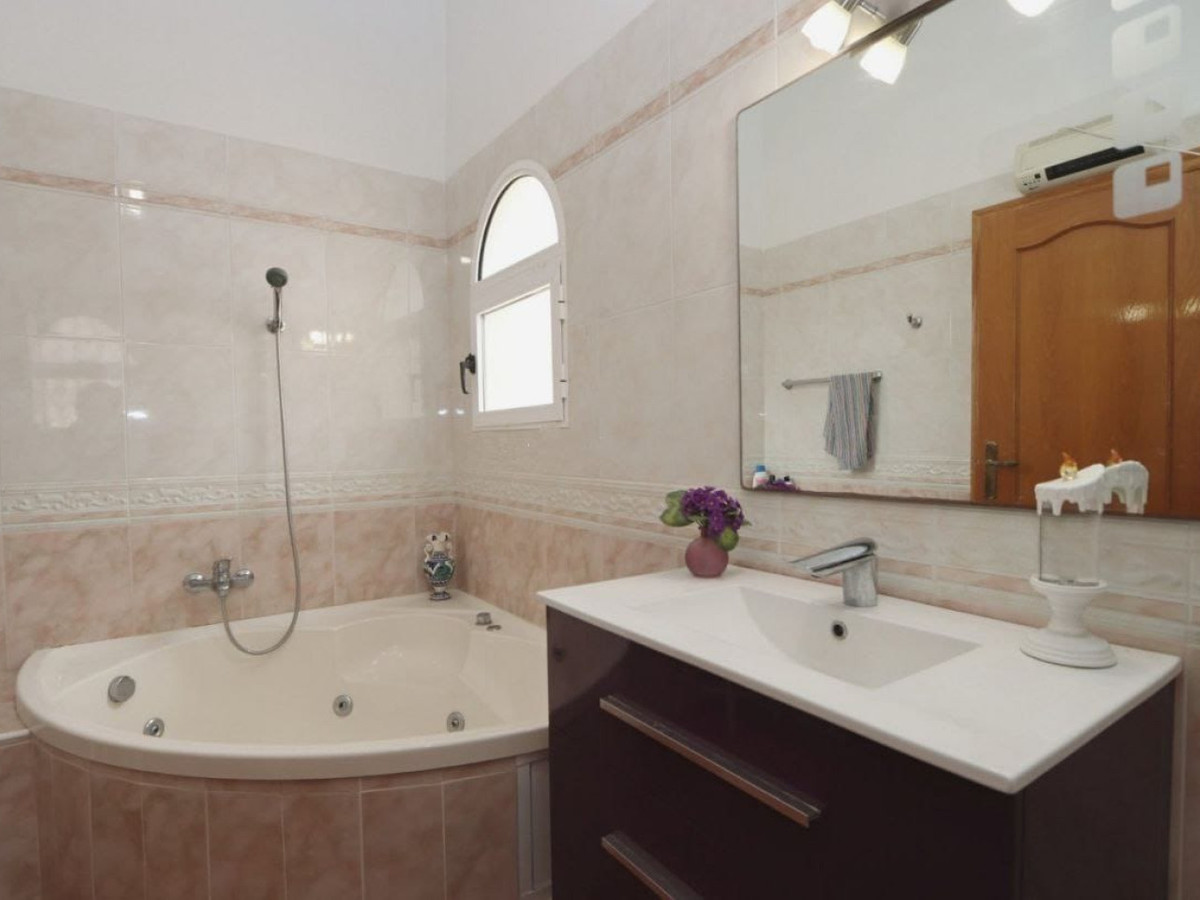 Se vende Villa - Chalet de 4 dormitorios en Costa Blanca, Alicante, España