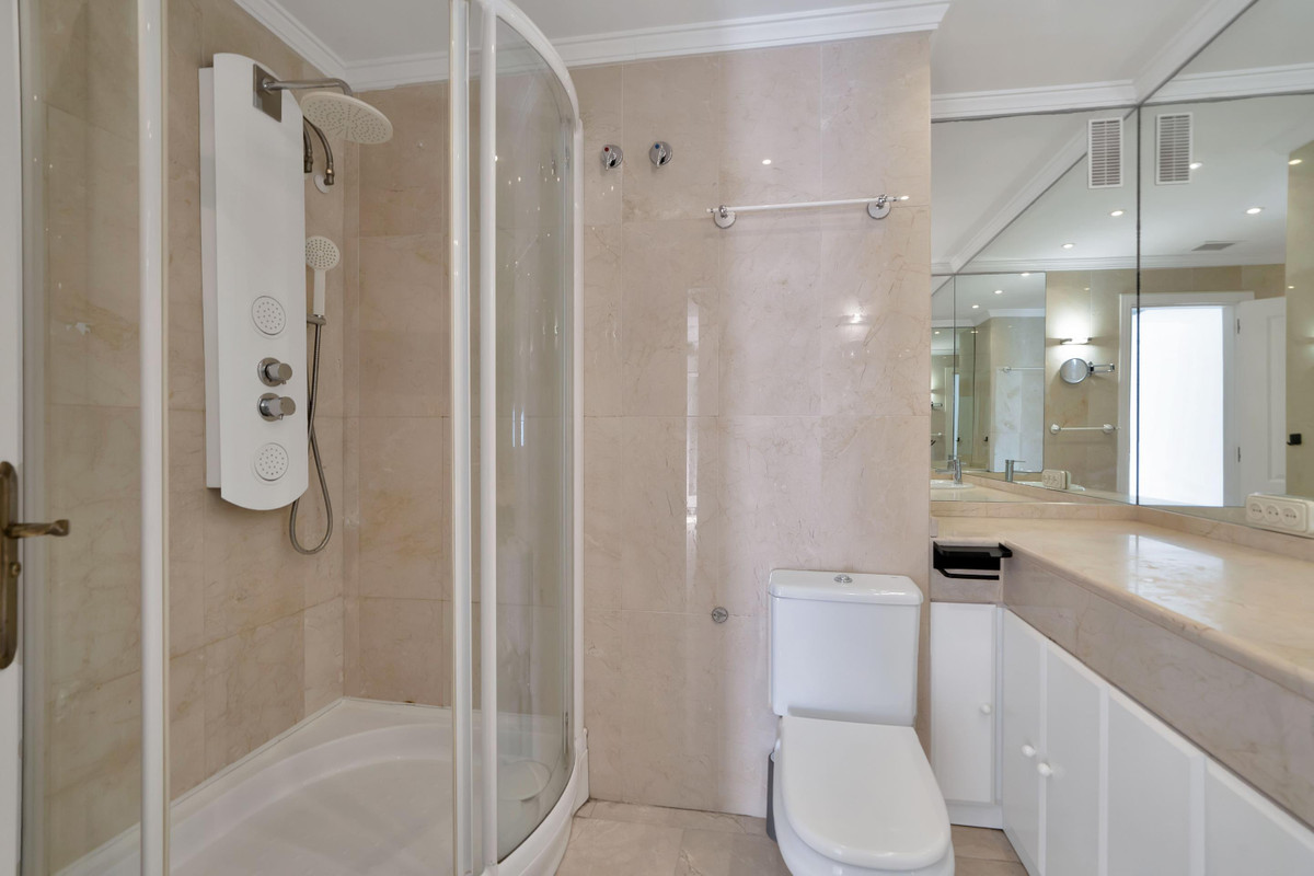 Se vende Apartamento Planta Media de 3 dormitorios en Costa Del Sol, Málaga, España