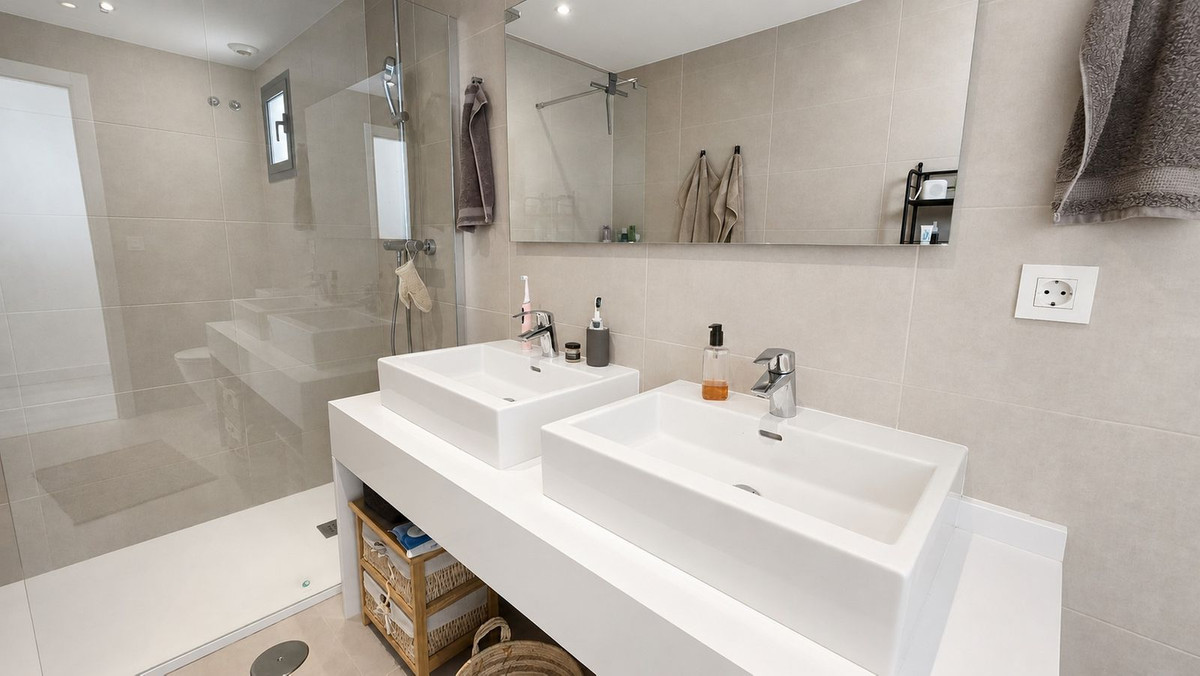 3 Bed Apartment for sale in Fuengirola Costa Del Sol, Málaga, Spain