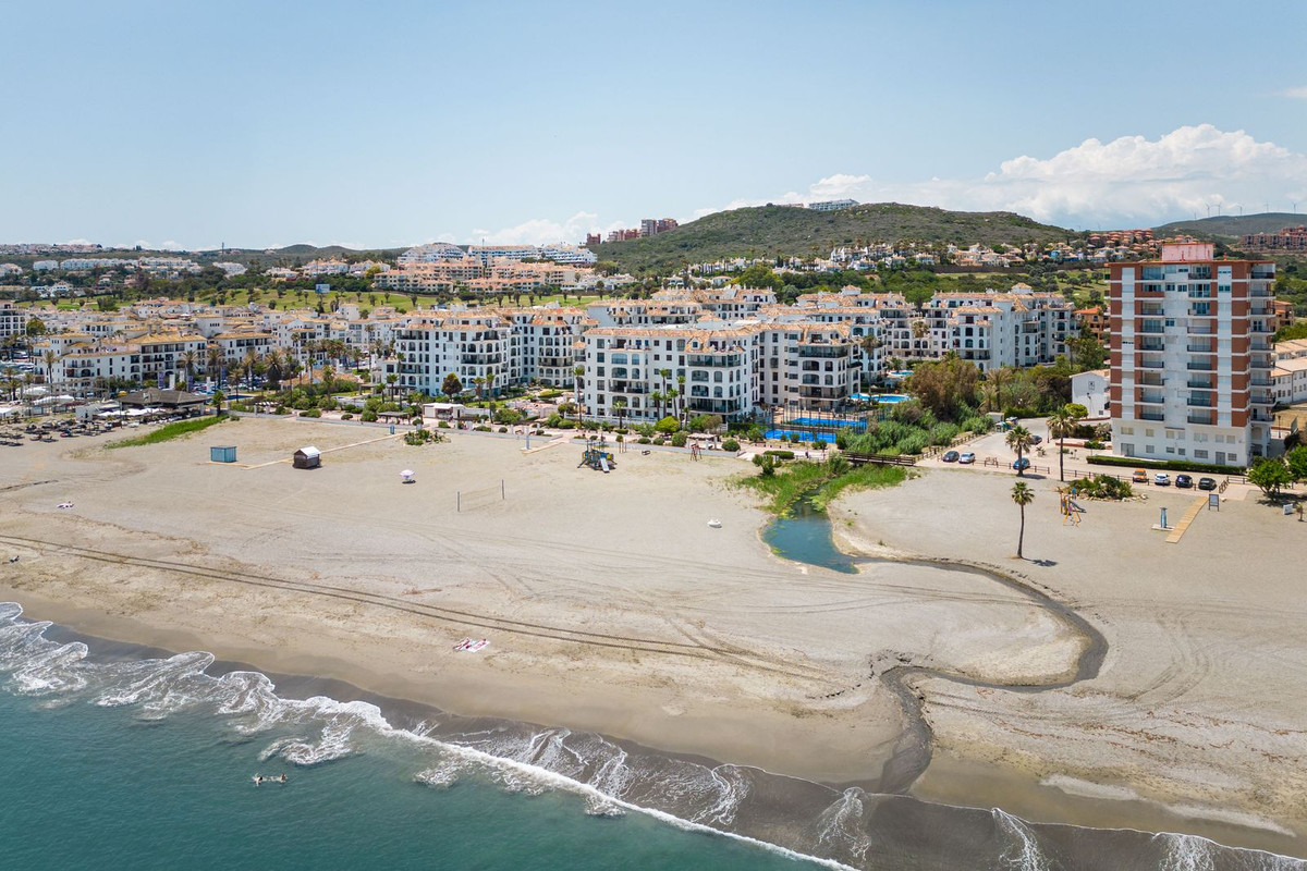 1 Bed Apartment for sale in La Duquesa Costa Del Sol, Málaga, Spain