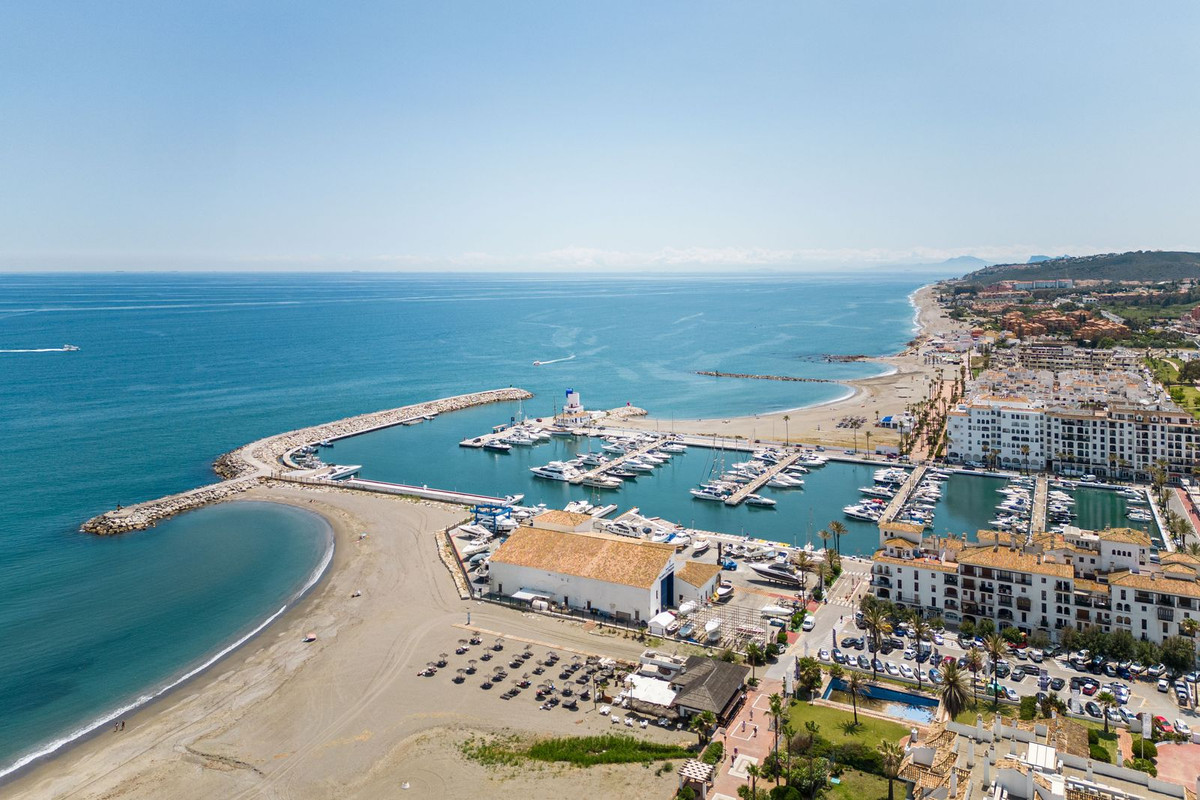 1 Bed Apartment for sale in La Duquesa Costa Del Sol, Málaga, Spain