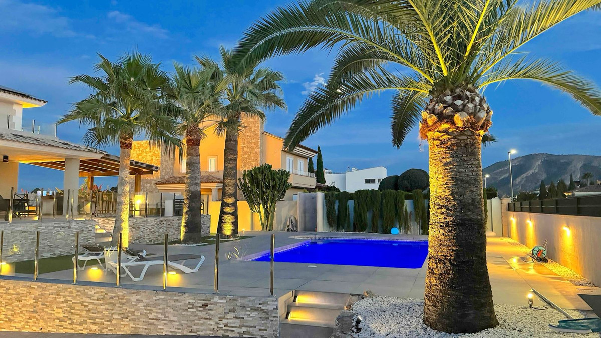 4 Bed Townhouse for sale in Lalfás Del Pi Costa Blanca, Alicante, Spain