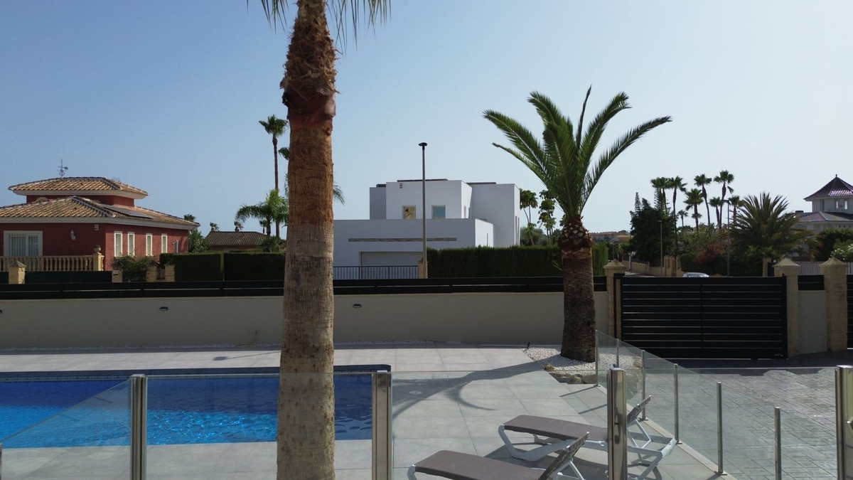 4 Bed Townhouse for sale in Lalfás Del Pi Costa Blanca, Alicante, Spain