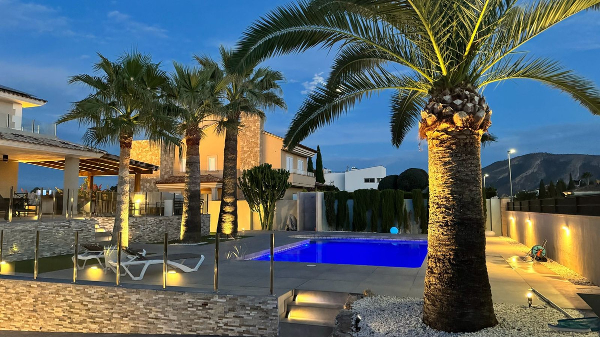4 Bed Townhouse for sale in Lalfás Del Pi Costa Blanca, Alicante, Spain