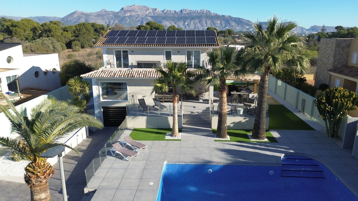 4 Bed Townhouse for sale in Lalfás Del Pi Costa Blanca, Alicante, Spain