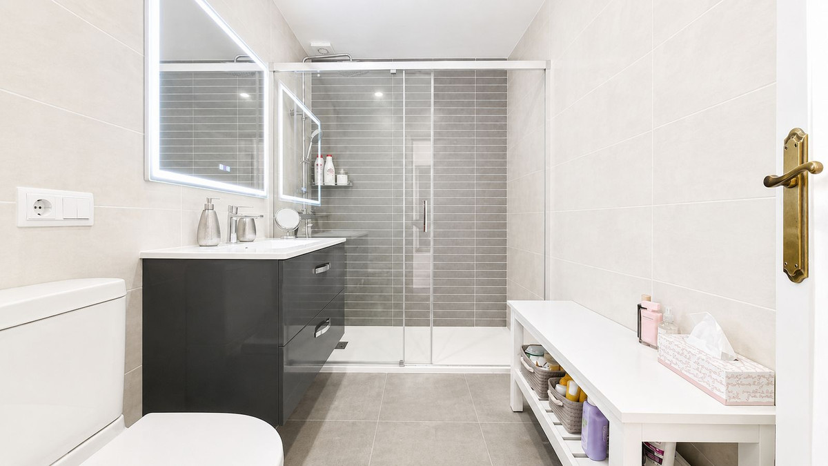 2 Bed Apartment for sale in La Duquesa Costa Del Sol, Málaga, Spain