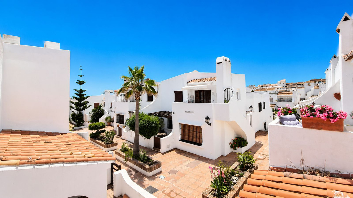 2 Bed Apartment for sale in La Duquesa Costa Del Sol, Málaga, Spain