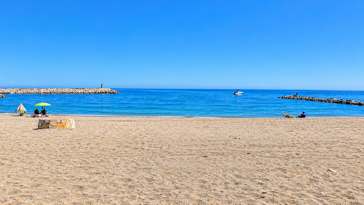 2 Bed Apartment for sale in La Duquesa Costa Del Sol, Málaga, Spain