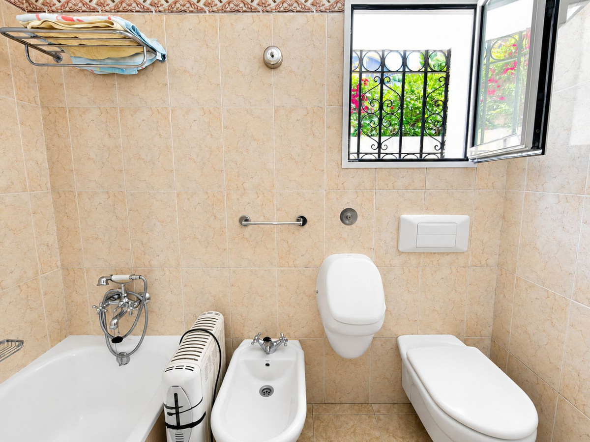 Se vende Villa - Chalet de 3 dormitorios en Costa Del Sol, Málaga, España