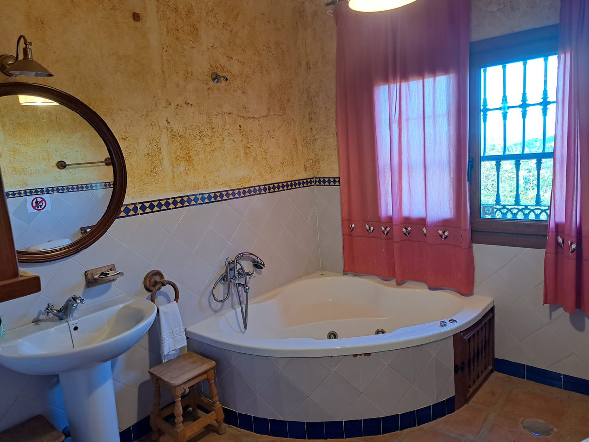 4 Bed Townhouse for sale in Entrerrios Costa Del Sol, Málaga, Spain