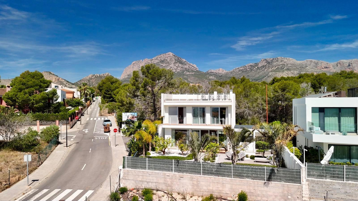 4 Bed Townhouse for sale in La Nucia Costa Blanca, Alicante, Spain