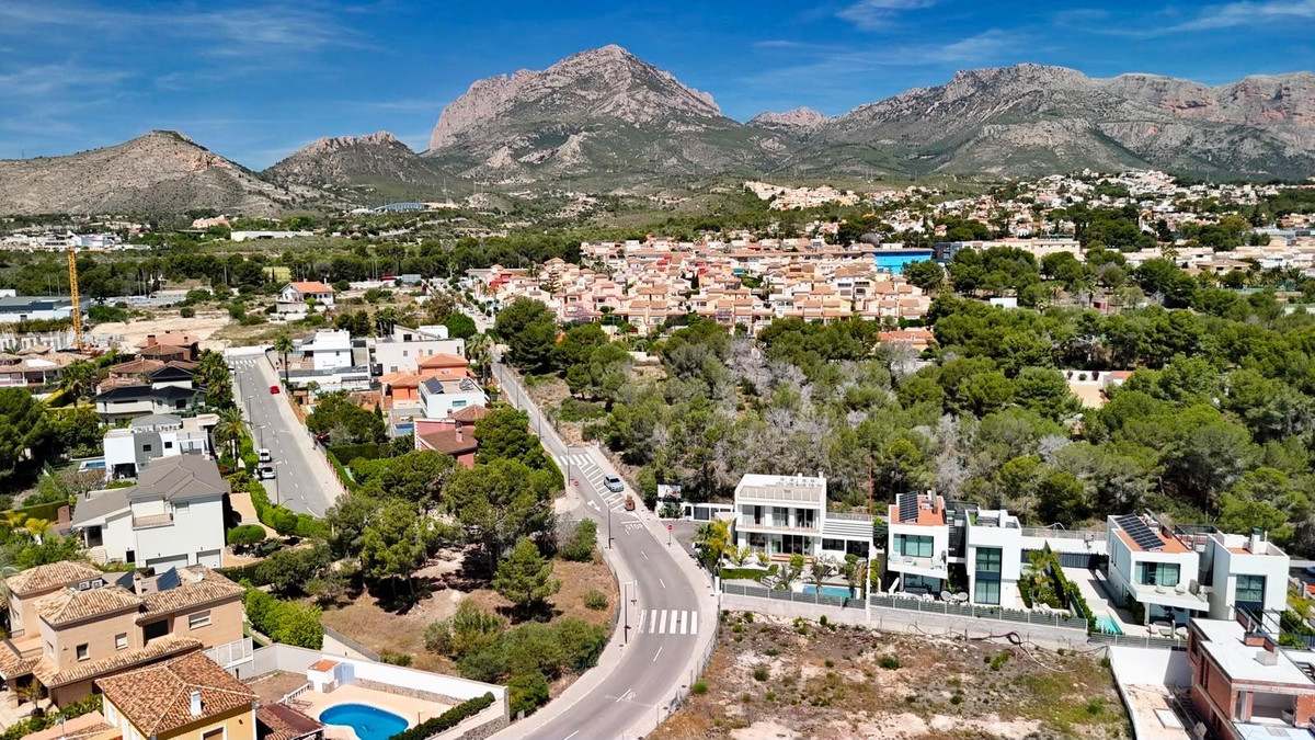 4 Bed Townhouse for sale in La Nucia Costa Blanca, Alicante, Spain