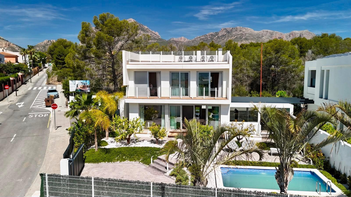 4 Bed Townhouse for sale in La Nucia Costa Blanca, Alicante, Spain
