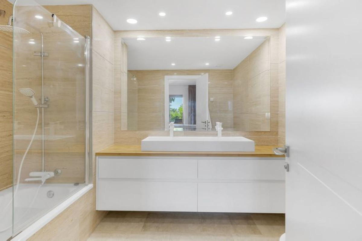 Se vende Apartamento Planta Baja de 3 dormitorios en Costa Del Sol, Málaga, España