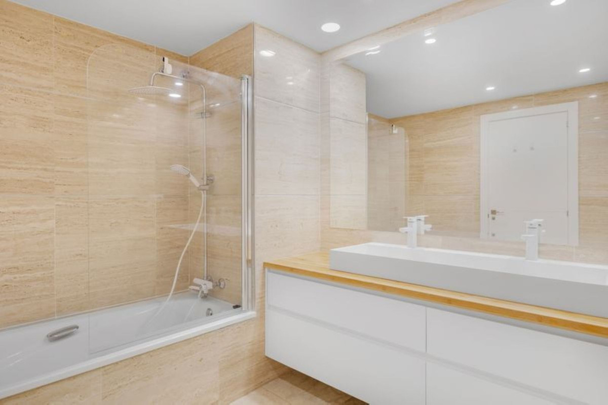 Se vende Apartamento Planta Baja de 3 dormitorios en Costa Del Sol, Málaga, España