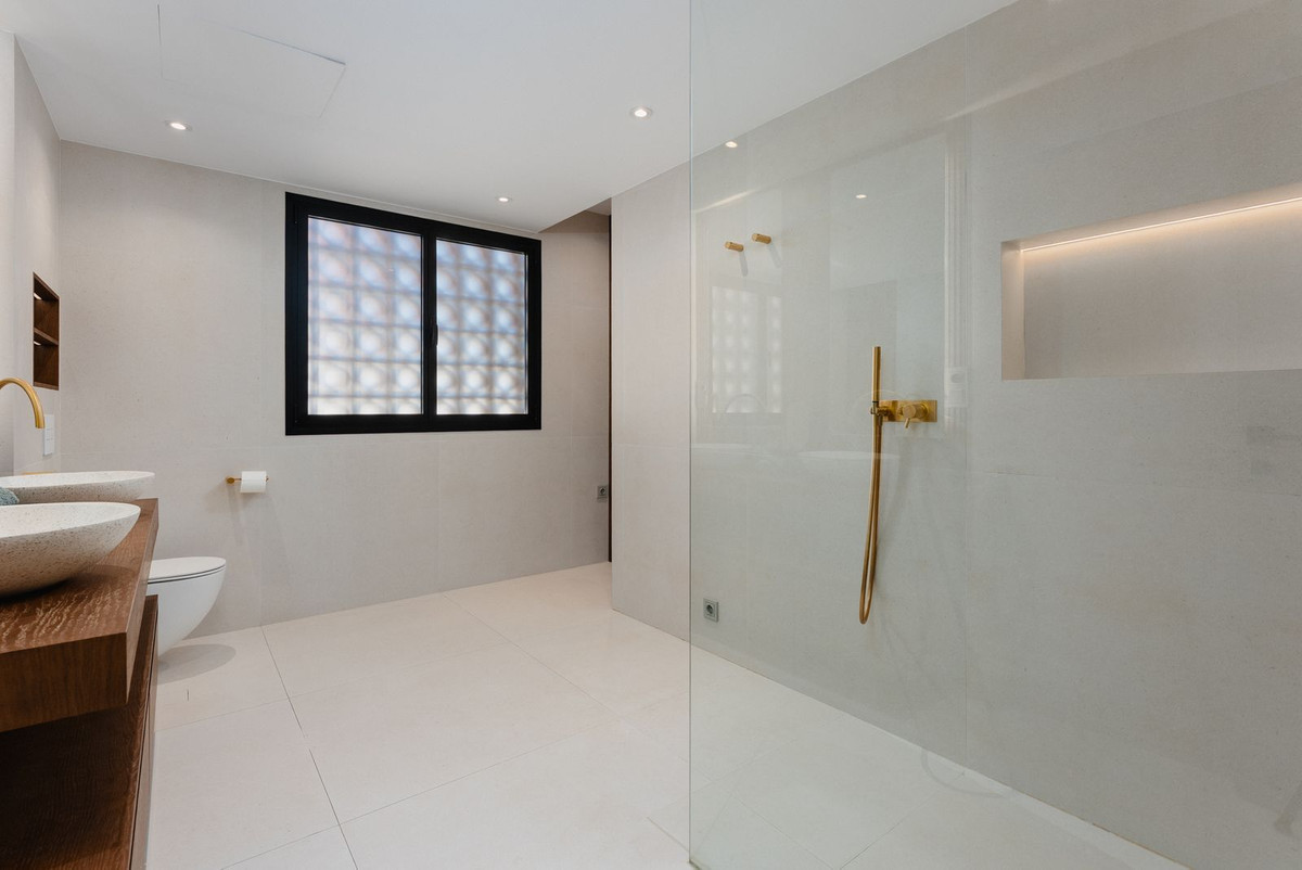 2 Bed Apartment for sale in Fuengirola Costa Del Sol, Málaga, Spain