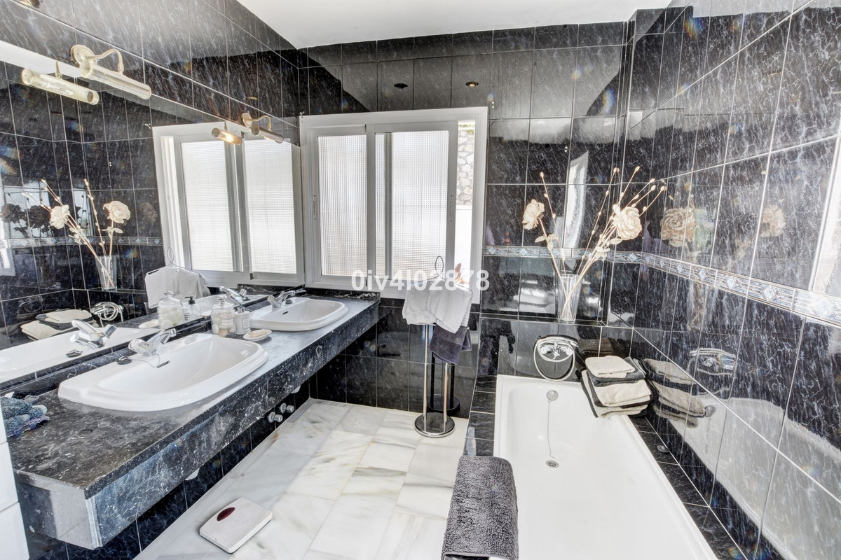 Se vende Villa - Chalet de 5 dormitorios en Costa Del Sol, Málaga, España