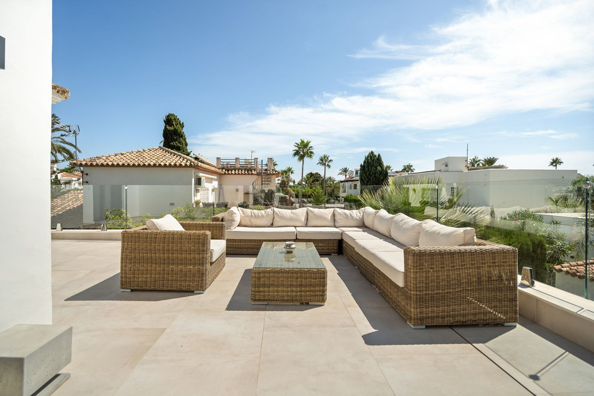 4 Bed Townhouse for sale in Marbesa Costa Del Sol, Málaga, Spain