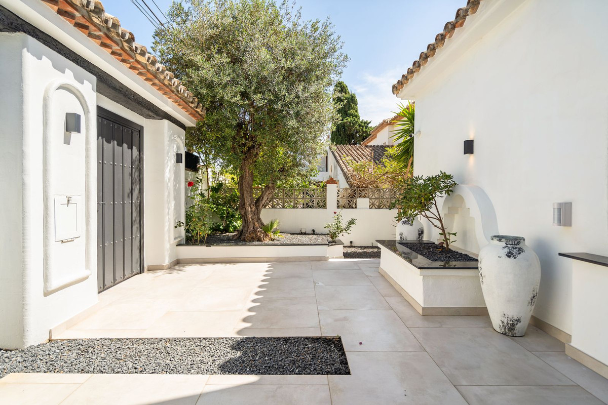 4 Bed Townhouse for sale in Marbesa Costa Del Sol, Málaga, Spain