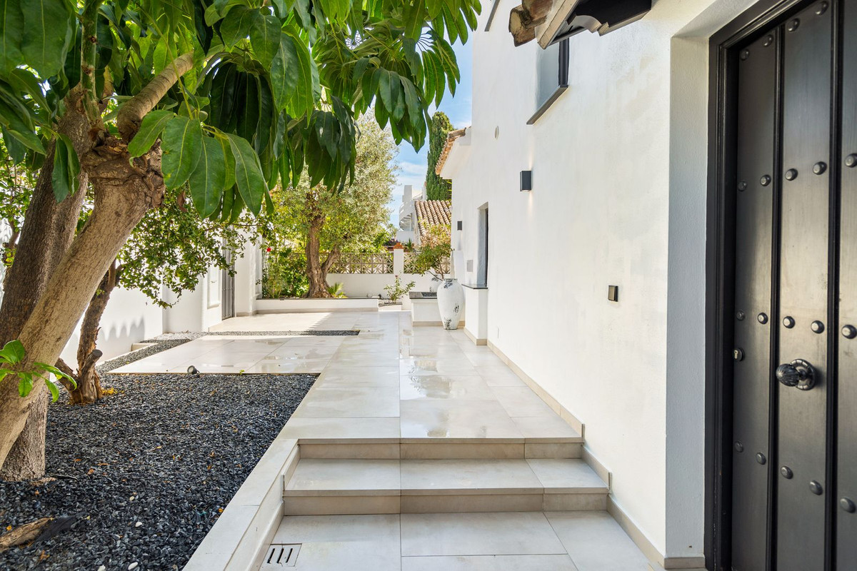 4 Bed Townhouse for sale in Marbesa Costa Del Sol, Málaga, Spain