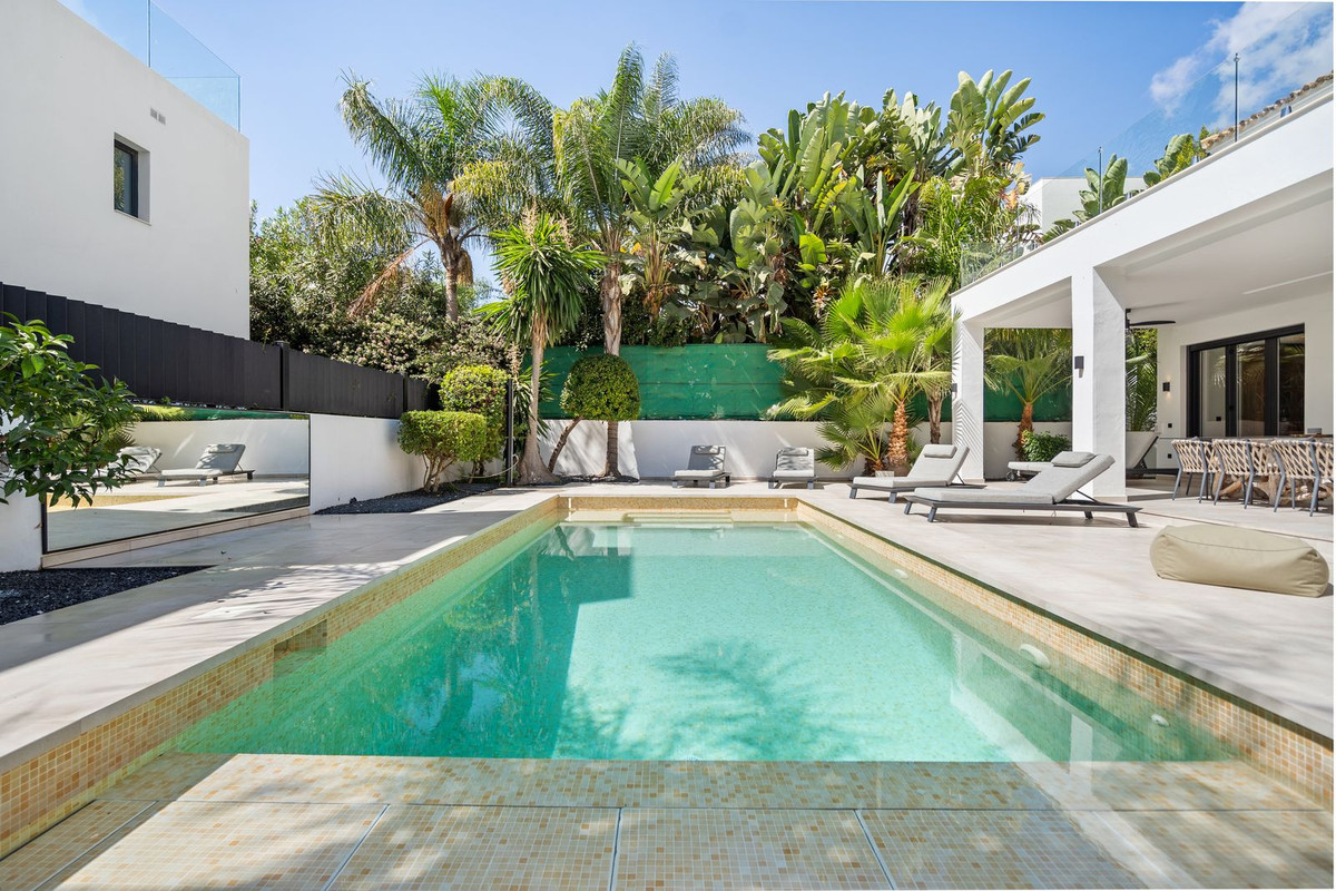 4 Bed Townhouse for sale in Marbesa Costa Del Sol, Málaga, Spain