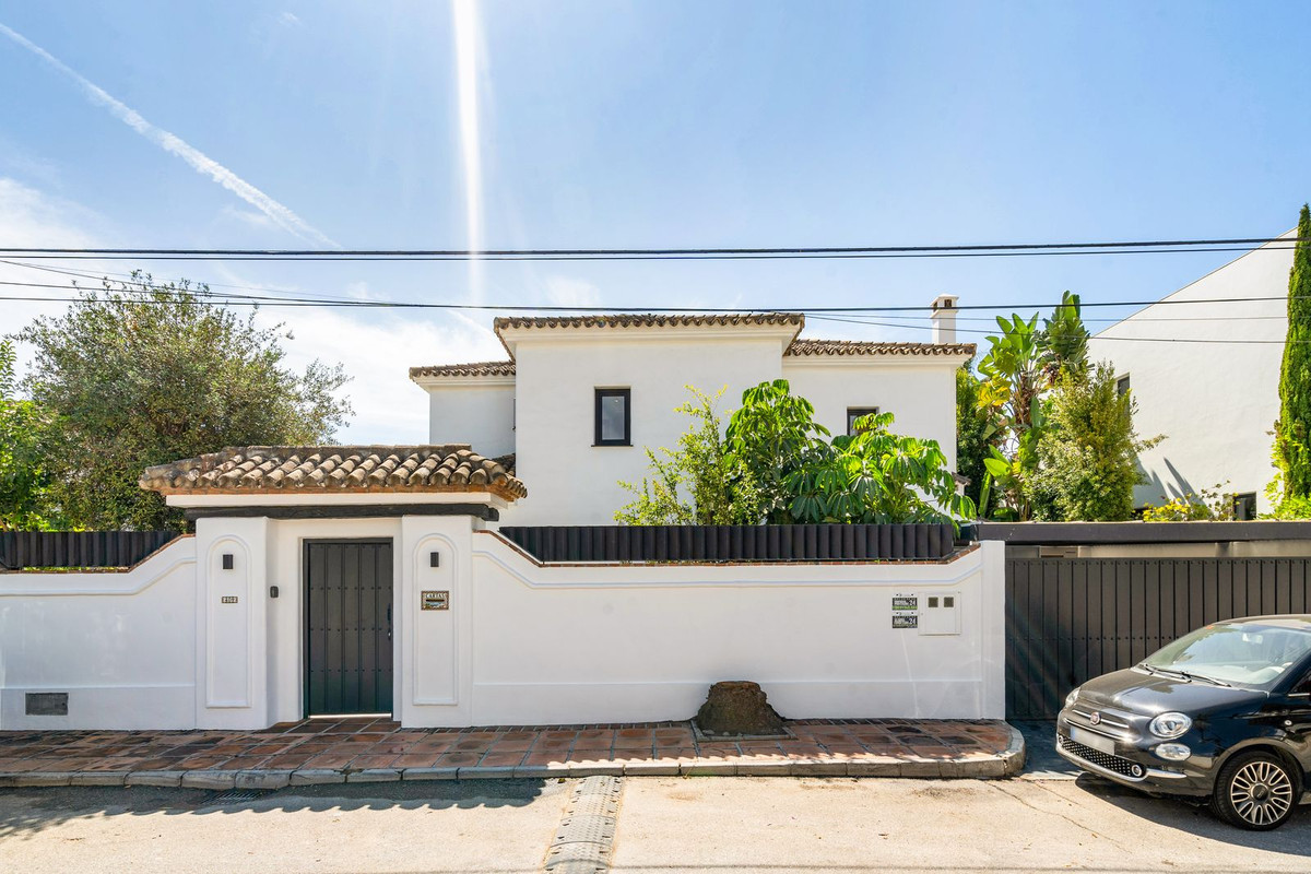 4 Bed Townhouse for sale in Marbesa Costa Del Sol, Málaga, Spain