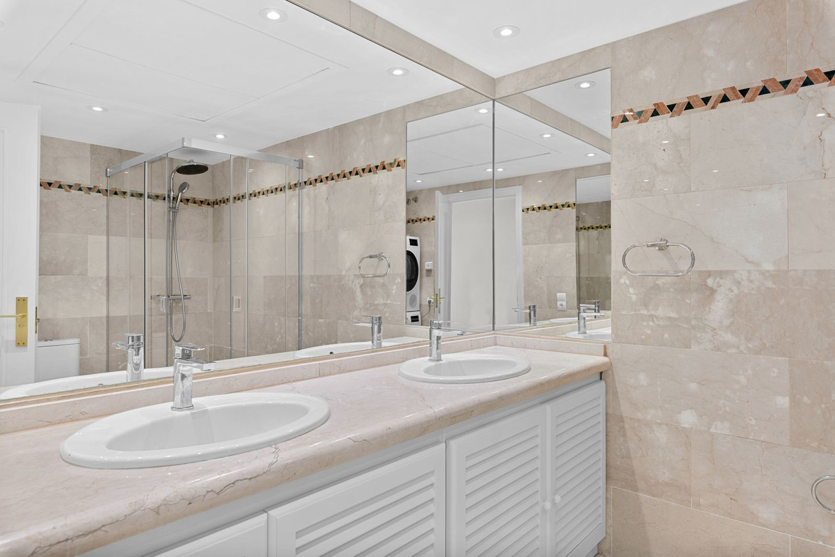 Se vende Apartamento Planta Media de 3 dormitorios en Costa Del Sol, Málaga, España