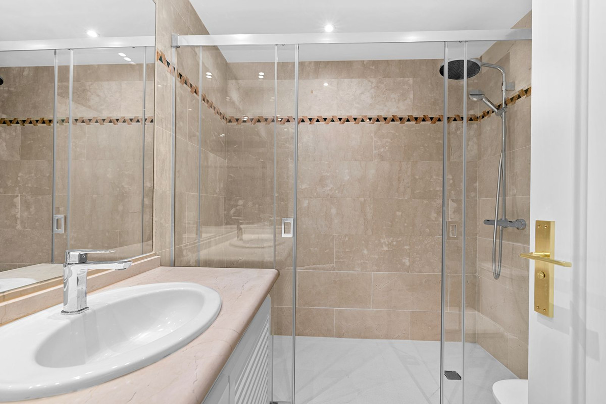 Se vende Apartamento Planta Media de 3 dormitorios en Costa Del Sol, Málaga, España