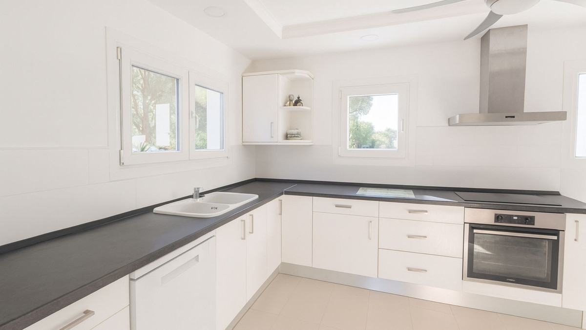 4 Bed Townhouse for sale in El Rosario Costa Del Sol, Málaga, Spain