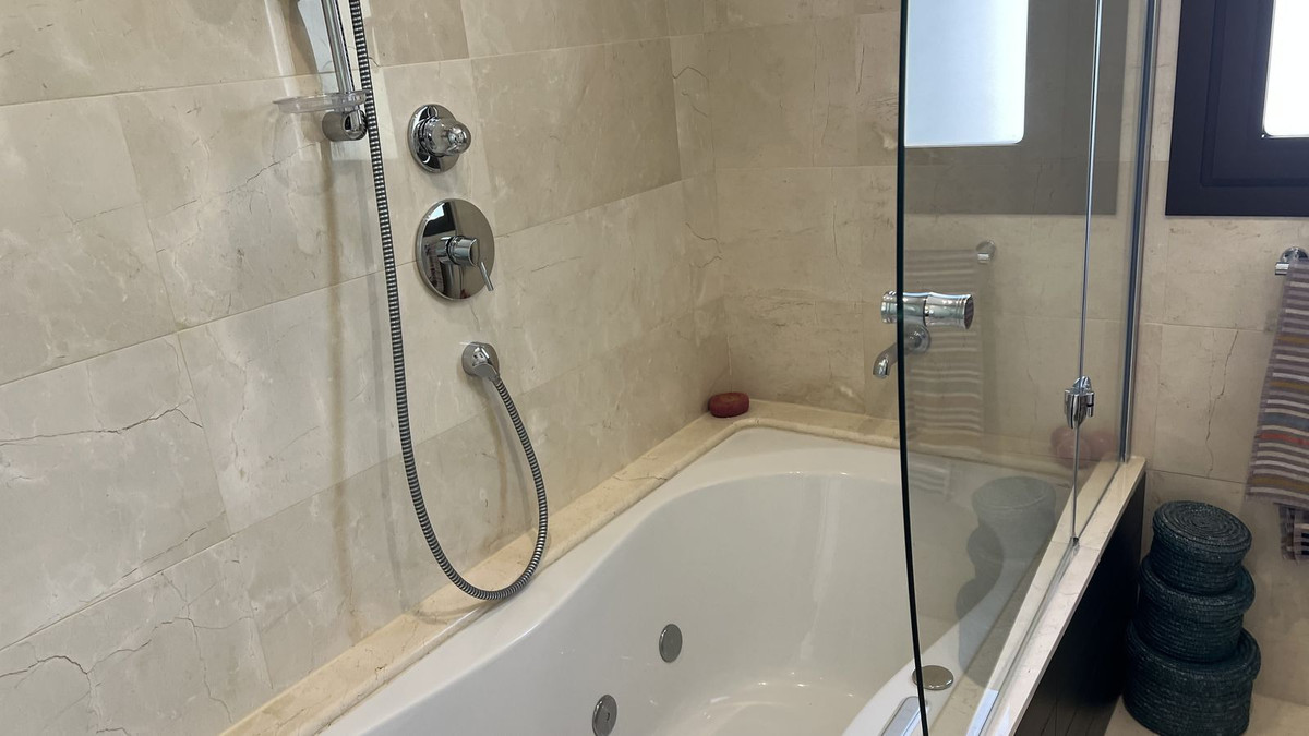 3 Bed Apartment for sale in La Quinta Costa Del Sol, Málaga, Spain